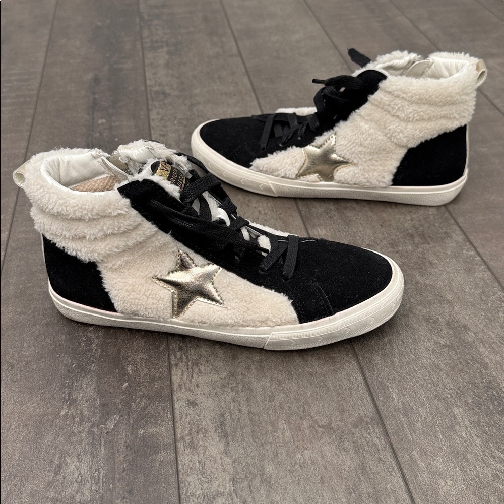 Like NEW! Vintage Havanas “Lester” Hightop Sneakers with Sherpa Fleece, size 8